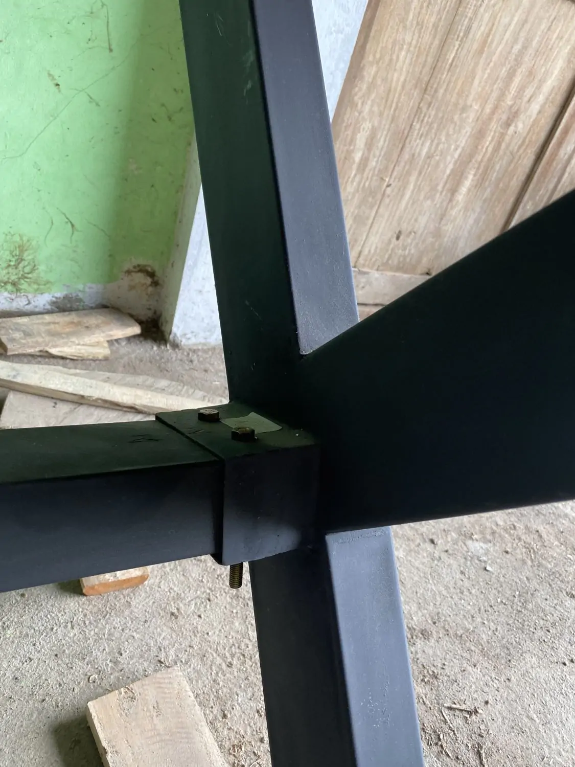  Product image 3 of the product “Natural wood table suar with metal legs X-style, 314cm length, 107cm width, 83.5 cm height. Table top 7cm thickness ”